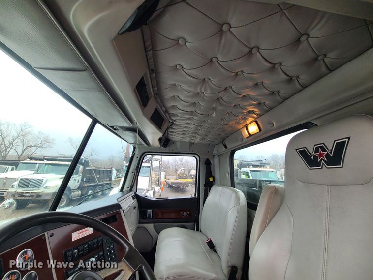 image for item LH9960 2014 Western Star 4700SB  crane truck