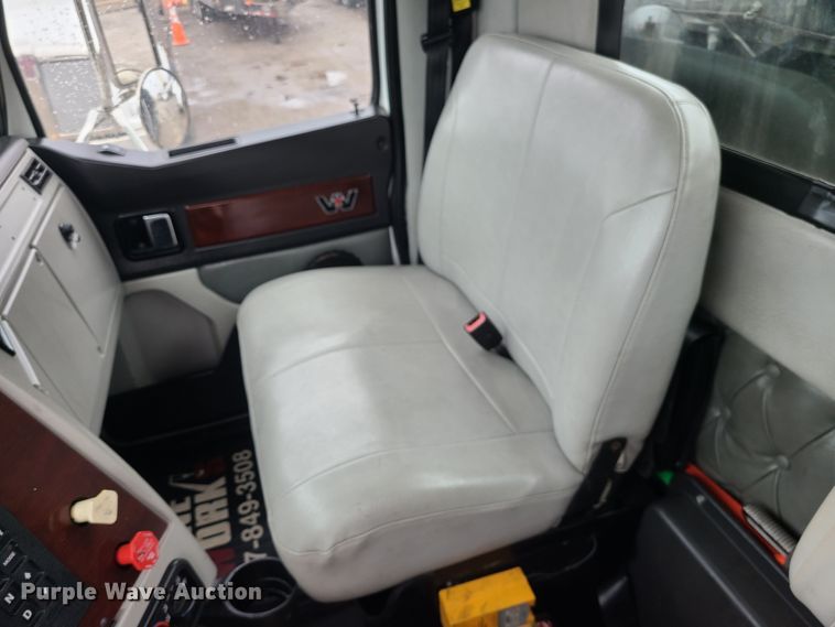 image for item LH9960 2014 Western Star 4700SB  crane truck