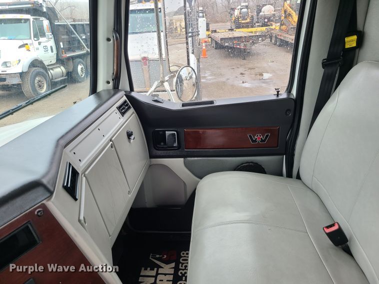 image for item LH9960 2014 Western Star 4700SB  crane truck