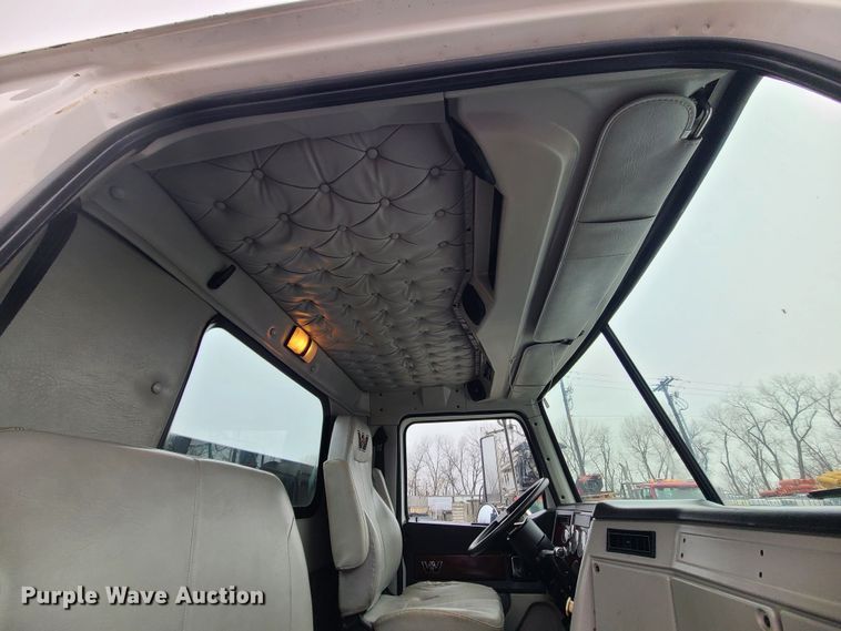 image for item LH9960 2014 Western Star 4700SB  crane truck