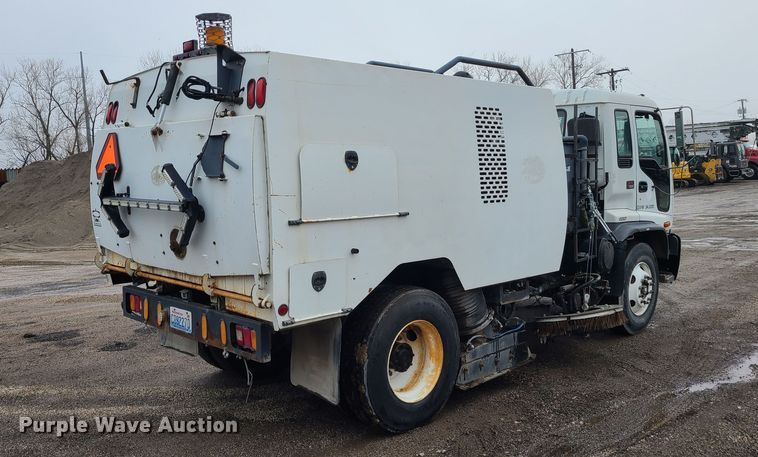 image for item LH9963 2002 GMC T7500  street sweeper truck