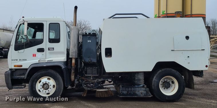 image for item LH9963 2002 GMC T7500  street sweeper truck