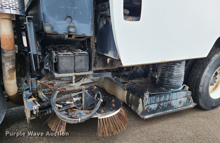 image for item LH9963 2002 GMC T7500  street sweeper truck