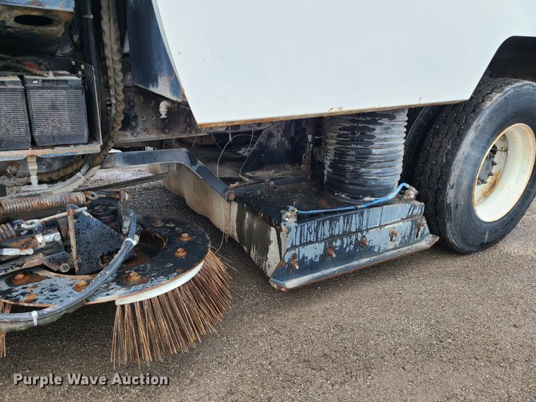 image for item LH9963 2002 GMC T7500  street sweeper truck