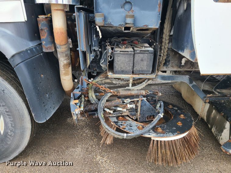 image for item LH9963 2002 GMC T7500  street sweeper truck