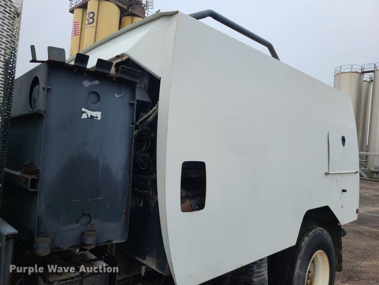 image for item LH9963 2002 GMC T7500  street sweeper truck