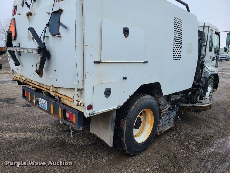 image for item LH9963 2002 GMC T7500  street sweeper truck