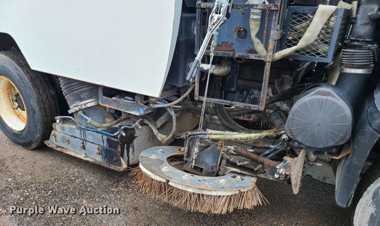 image for item LH9963 2002 GMC T7500  street sweeper truck