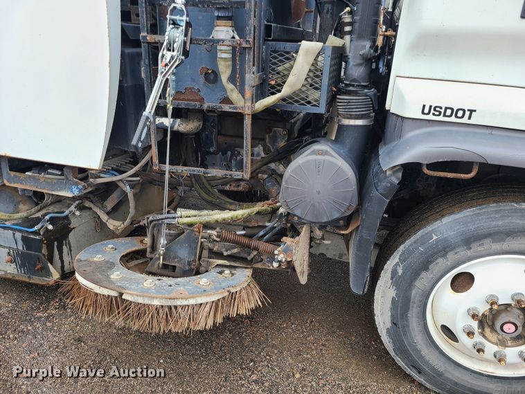 image for item LH9963 2002 GMC T7500  street sweeper truck