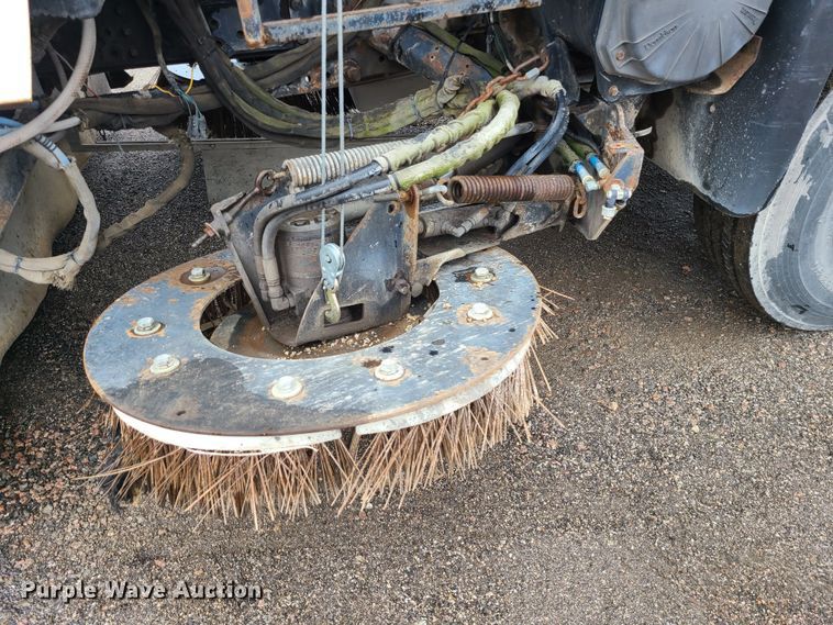 image for item LH9963 2002 GMC T7500  street sweeper truck