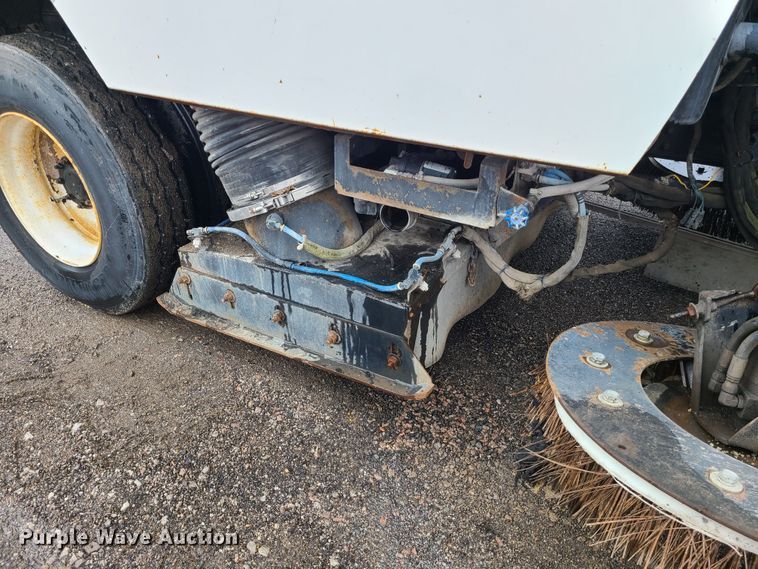 image for item LH9963 2002 GMC T7500  street sweeper truck