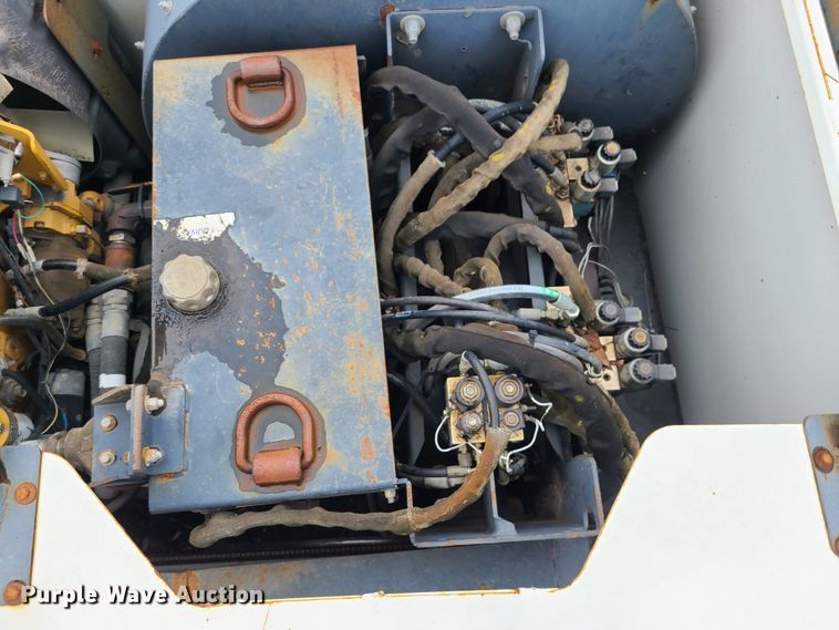 image for item LH9963 2002 GMC T7500  street sweeper truck