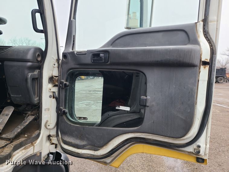 image for item LH9963 2002 GMC T7500  street sweeper truck