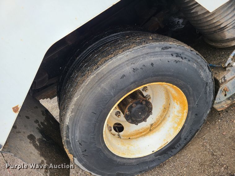 image for item LH9963 2002 GMC T7500  street sweeper truck