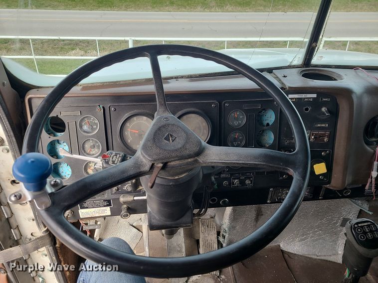 image for item LI9019 1991 International 9400  dump truck