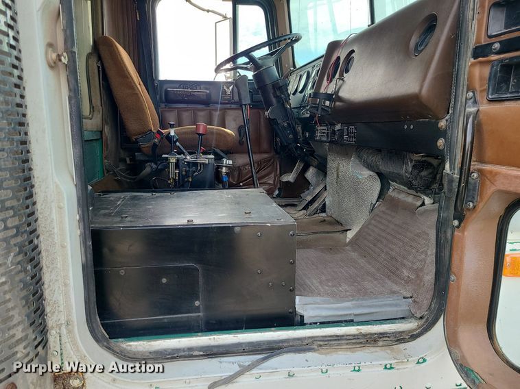 image for item LI9019 1991 International 9400  dump truck