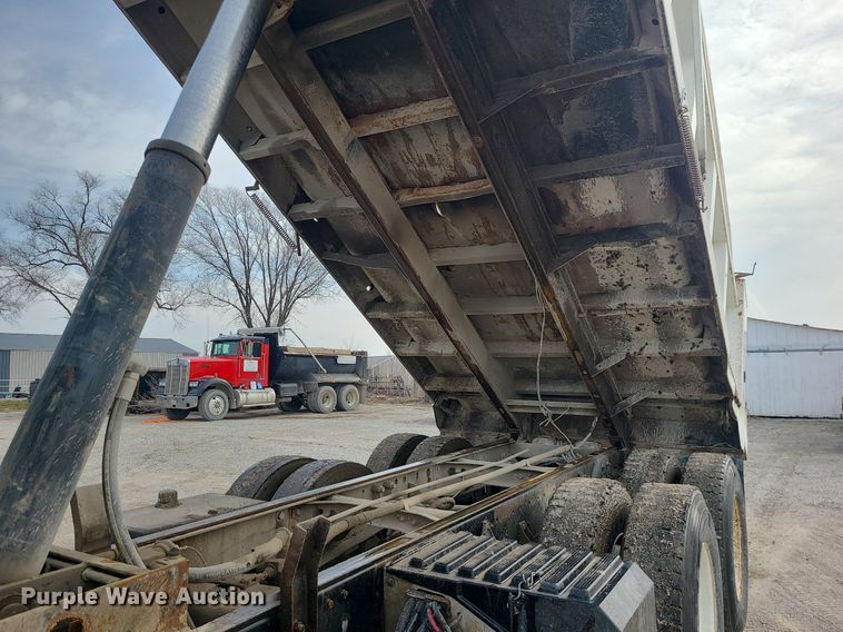 image for item LI9019 1991 International 9400  dump truck