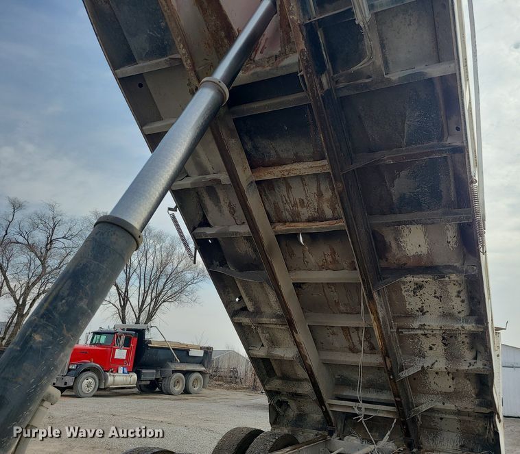 image for item LI9019 1991 International 9400  dump truck