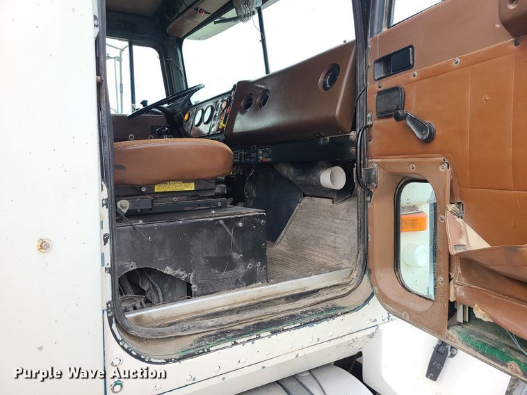 image for item LI9022 1992 International 9400  dump truck