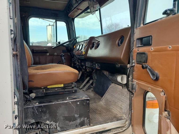 image for item LI9022 1992 International 9400  dump truck