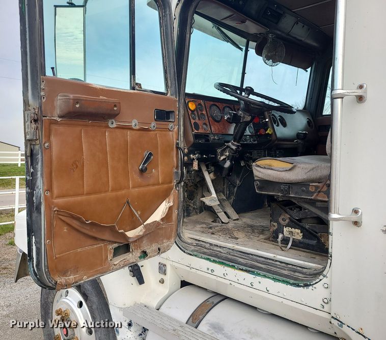 image for item LI9022 1992 International 9400  dump truck