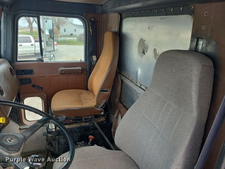 image for item LI9022 1992 International 9400  dump truck