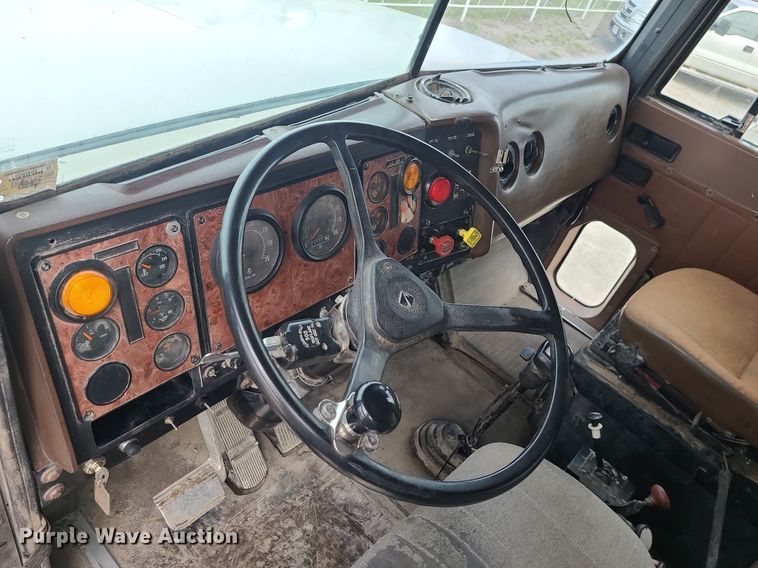 image for item LI9022 1992 International 9400  dump truck