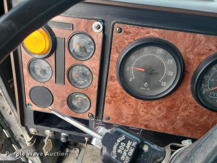 image for item LI9022 1992 International 9400  dump truck