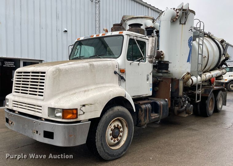 image for item LJ9560 2001 Internationl 2674  vacuum truck
