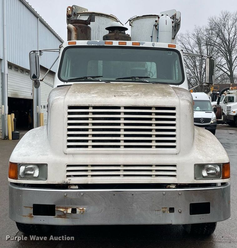 image for item LJ9560 2001 Internationl 2674  vacuum truck
