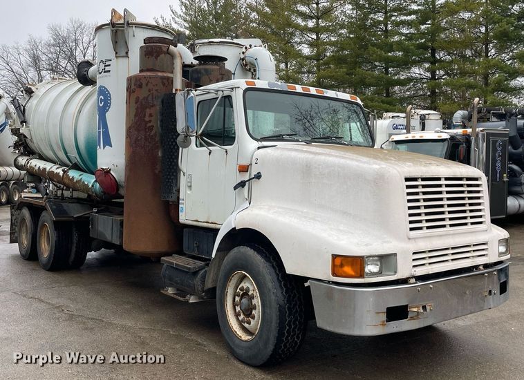 image for item LJ9560 2001 Internationl 2674  vacuum truck