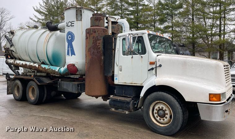 image for item LJ9560 2001 Internationl 2674  vacuum truck