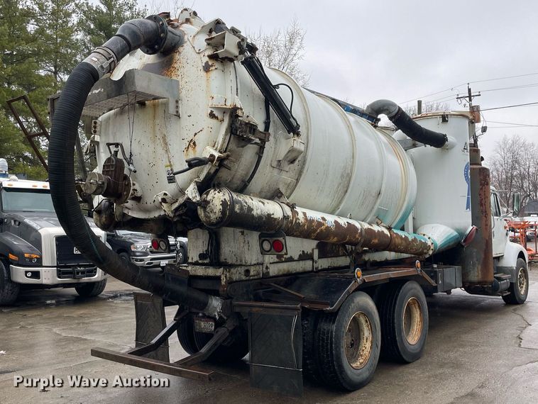 image for item LJ9560 2001 Internationl 2674  vacuum truck