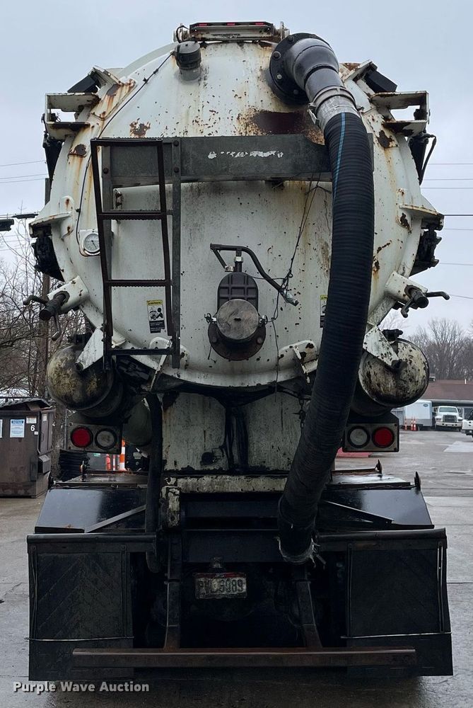 image for item LJ9560 2001 Internationl 2674  vacuum truck