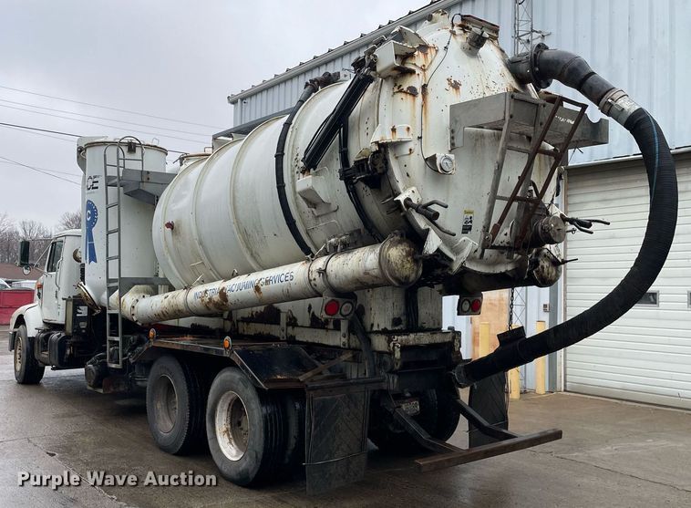 image for item LJ9560 2001 Internationl 2674  vacuum truck