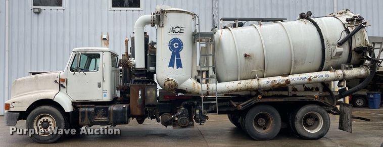 image for item LJ9560 2001 Internationl 2674  vacuum truck