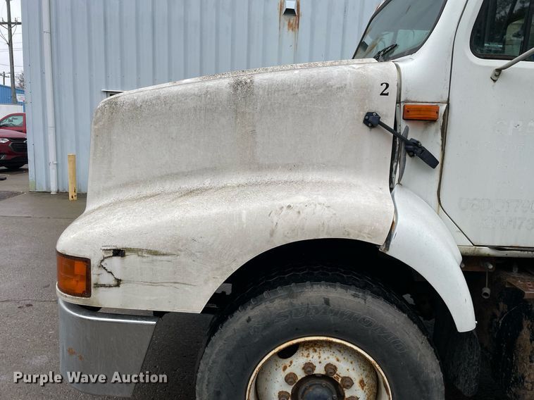 image for item LJ9560 2001 Internationl 2674  vacuum truck