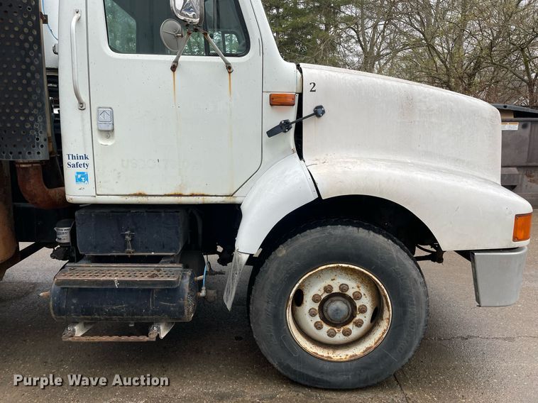 image for item LJ9560 2001 Internationl 2674  vacuum truck