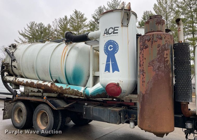 image for item LJ9560 2001 Internationl 2674  vacuum truck