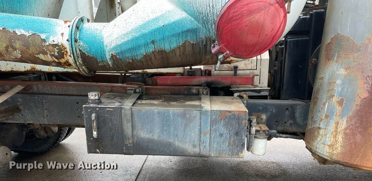 image for item LJ9560 2001 Internationl 2674  vacuum truck