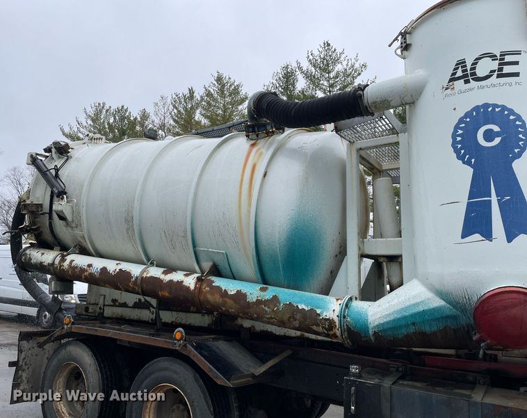 image for item LJ9560 2001 Internationl 2674  vacuum truck