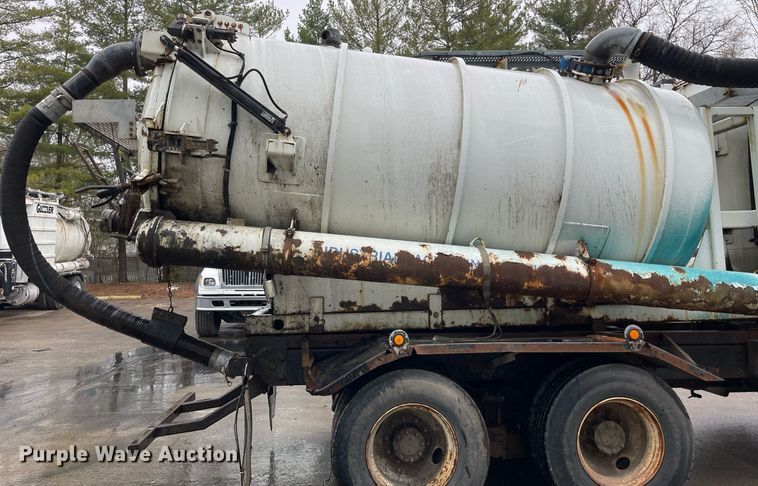 image for item LJ9560 2001 Internationl 2674  vacuum truck