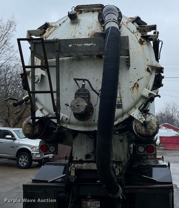 image for item LJ9560 2001 Internationl 2674  vacuum truck