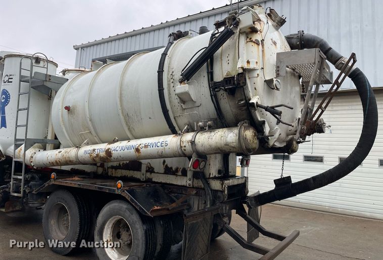 image for item LJ9560 2001 Internationl 2674  vacuum truck