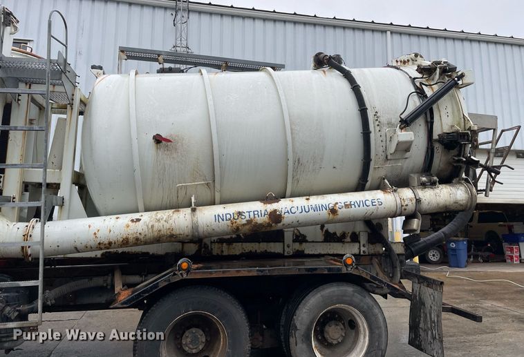 image for item LJ9560 2001 Internationl 2674  vacuum truck
