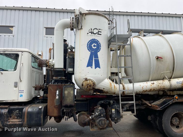 image for item LJ9560 2001 Internationl 2674  vacuum truck