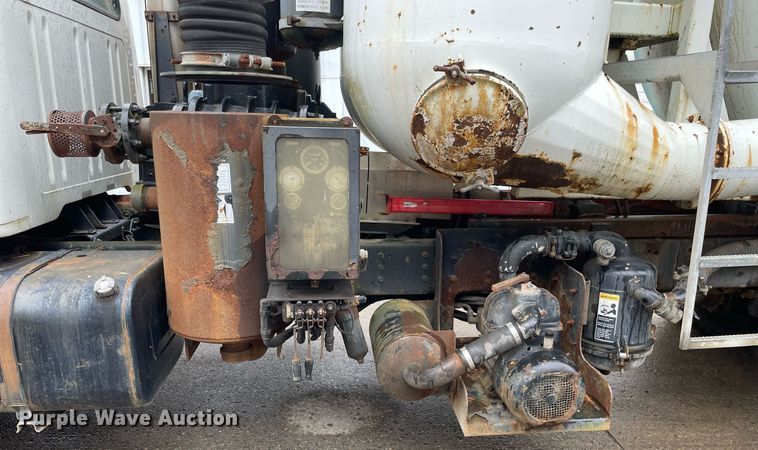 image for item LJ9560 2001 Internationl 2674  vacuum truck