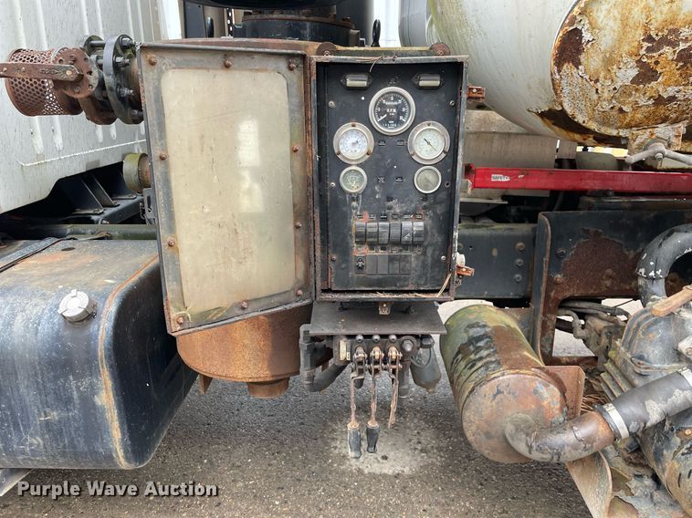 image for item LJ9560 2001 Internationl 2674  vacuum truck