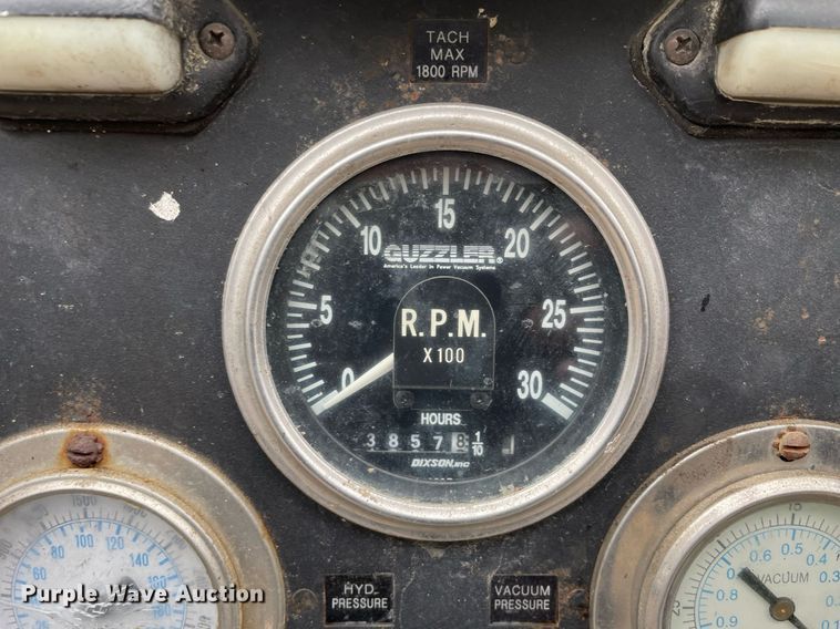 image for item LJ9560 2001 Internationl 2674  vacuum truck