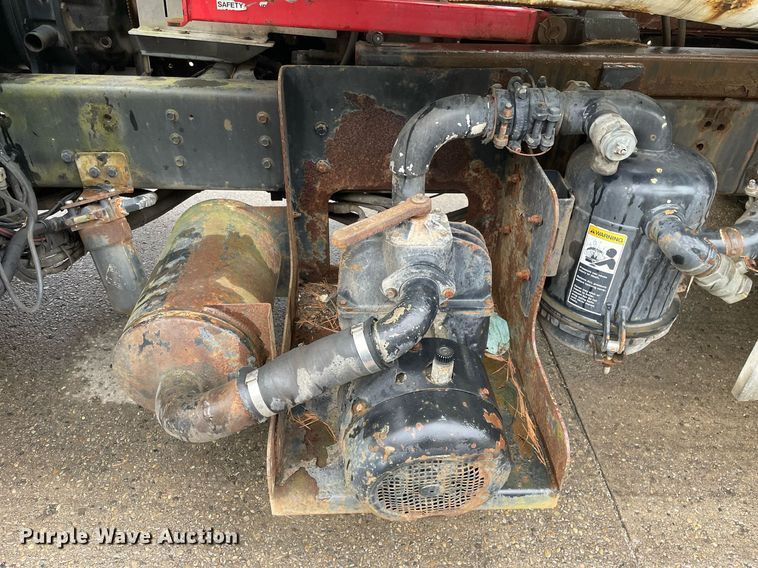 image for item LJ9560 2001 Internationl 2674  vacuum truck